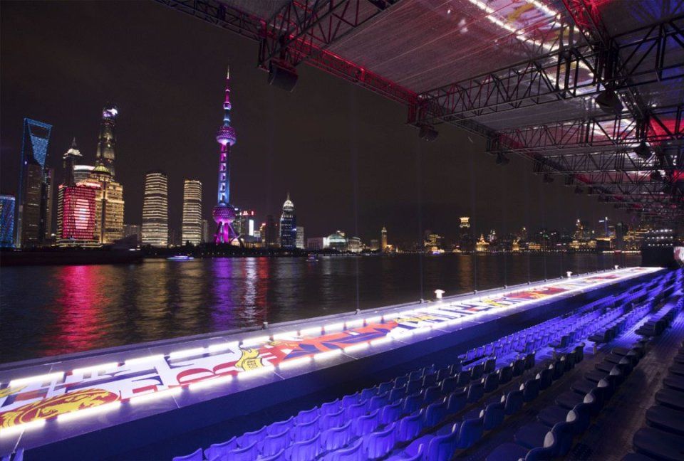 看热闹 | 这些人跑到黄浦江边比谁钻石大，你猜比伯嫂的排第几?