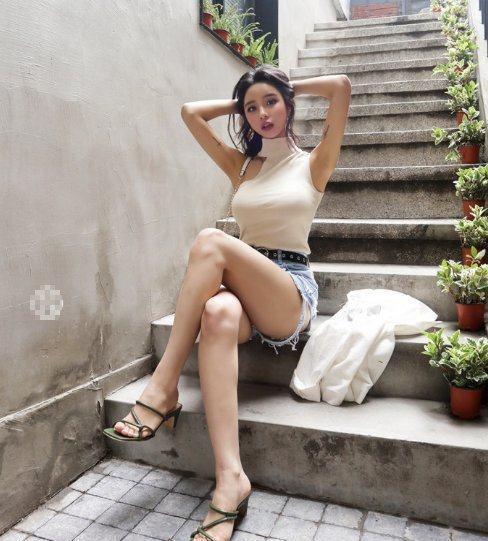 十分甜蜜的牛仔裤美女,尤其图3,真是百看不厌!