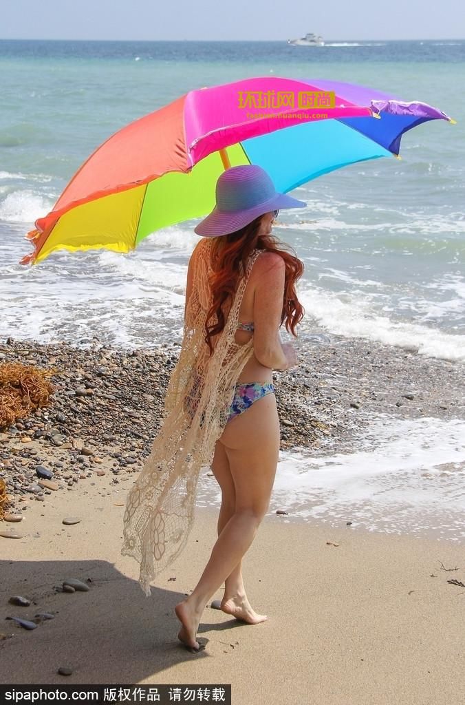 好姐妹沙滩一起大秀身材，性感加倍让人无法转移视线