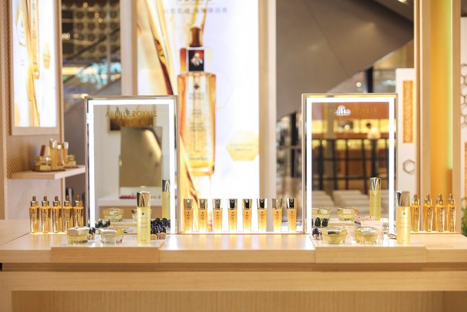 法国娇兰帝皇护肤大使王子文 携帝皇蜂姿系列现身郑州