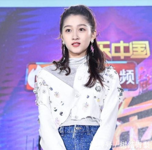 关晓彤出席某活动，身上的一处小细节，暗示了她和鹿晗的关系