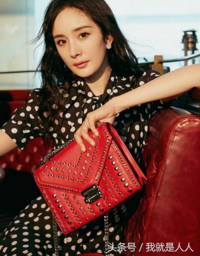 杨幂身穿波点裙坐在沙发上凹造型 蛮腰细腿实力吸睛