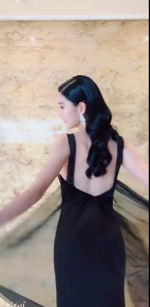 李成敏穿V领吊带露背装肤白貌美腿长2米，挤眉弄眼甜笑超可爱