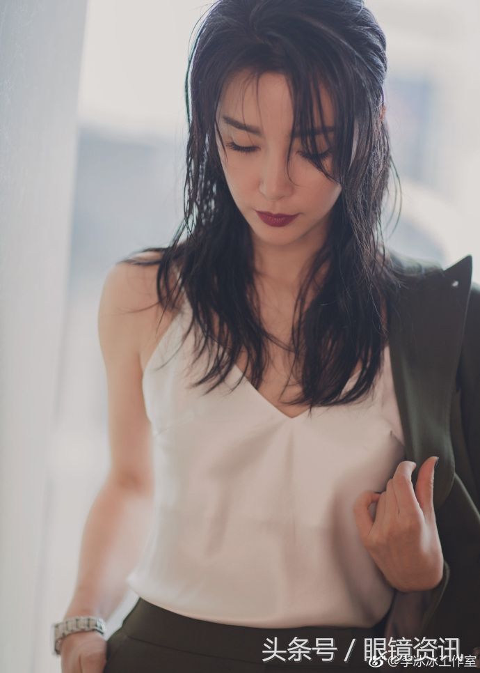 李冰冰大玩湿发诱惑红唇妩媚，吊带上衣尽显玲珑曲线