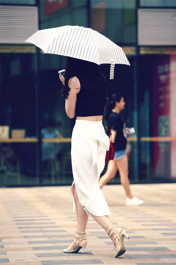 街拍:现在的时尚姑娘,她们年轻漂亮,身材又好,还很会穿衣搭配