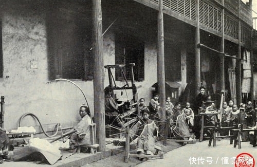 武官■晚清老照片:武官穿铠甲出席活动,独轮车载9个人