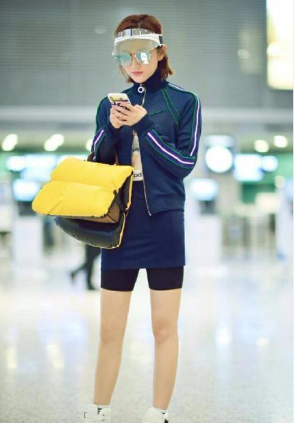 谭维维和景甜真大胆，穿安全裤就出门大长腿瞩目，网友：不如不穿