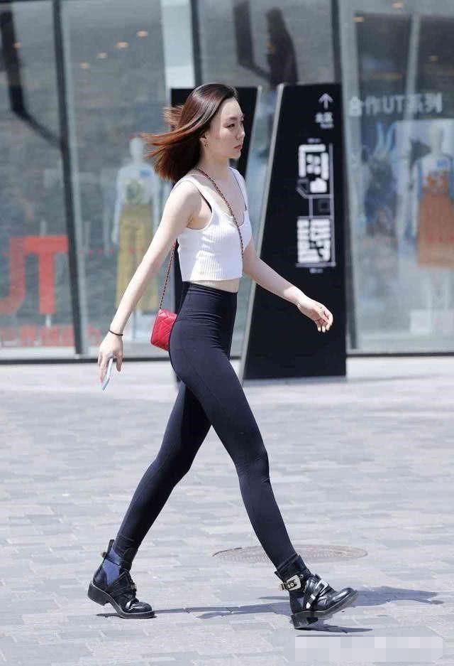 三伏天的夏天，白色是一种腔调！一种让人无法抗拒的腔调！