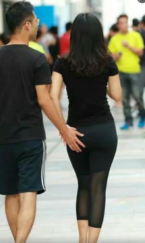 街拍：时尚紧身裤小姐姐，图三图五镜头最为刁钻，这种关系竟然公