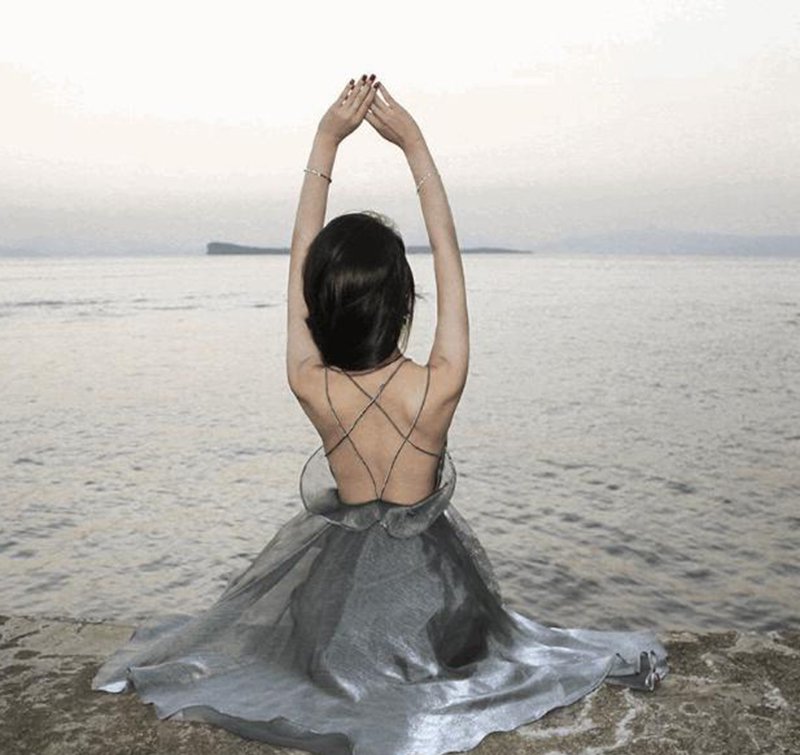 女人上海边穿比基尼?太傻!瞧瞧下图女人，沙滩裙魅力四射