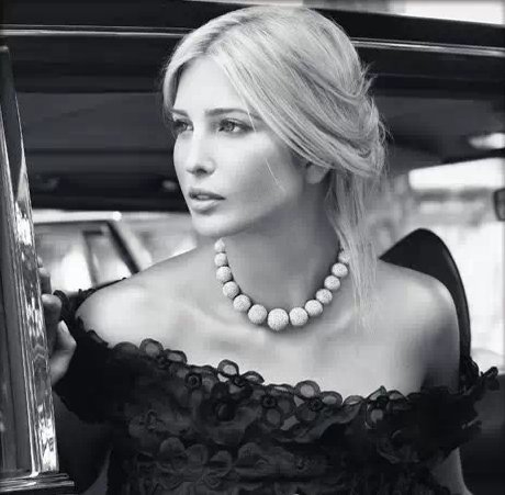 37岁的伊万卡:蓝色连衣裙清新脱俗，小时候的她像迷人的小公主!