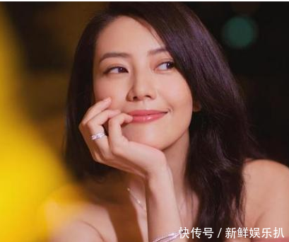 看了高圆圆穿露肩裙，再看看袁泉，终于知道夏雨为啥要吃回头草了