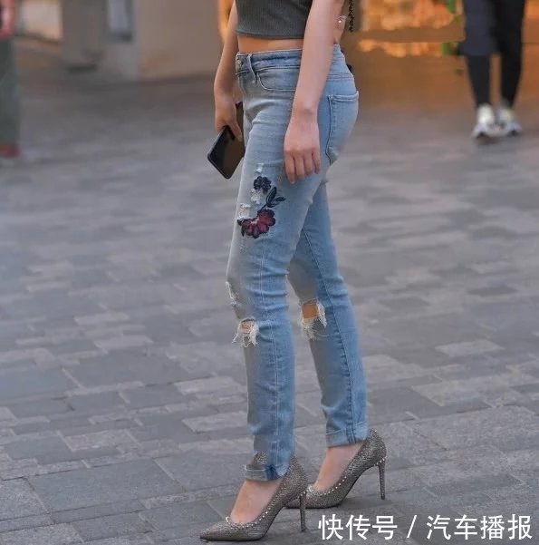 微胖轻熟女牛仔紧身裤勒出柔美线条，走起路来要摆的姿势吸睛无数