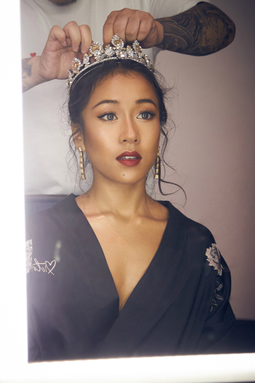 吉克隽逸挑战疯狂配色 变身“闪光黑美人”