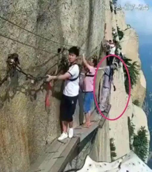 一男子从华山栈道跳崖，周围多名游客目睹这一行为，揪心