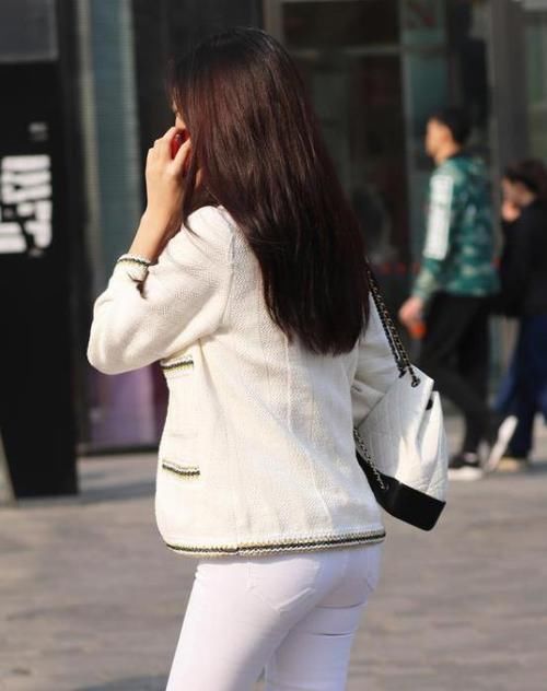 「气质」街拍:瑰姿艳逸的美女,一件紫色上衣配灰色短裙穿,时尚唯美气质