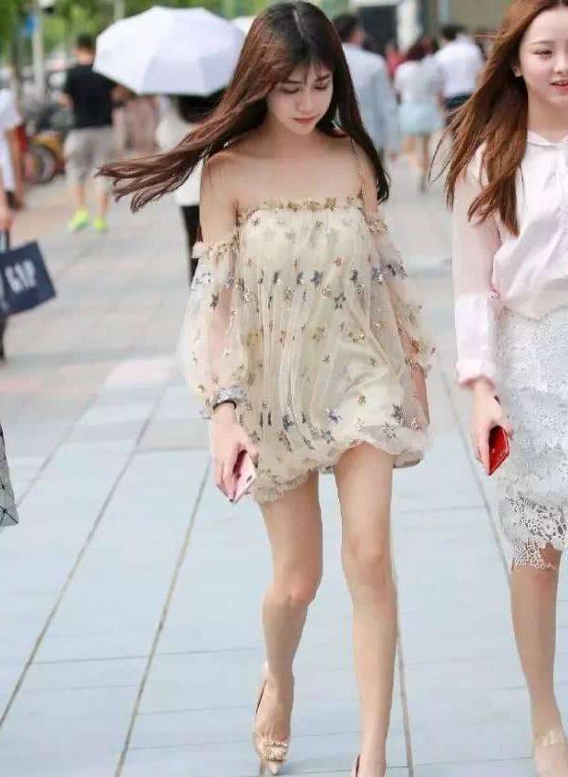 街拍：穿着紧身简约出门的小姐姐，清新怡人的气息扑面而来！