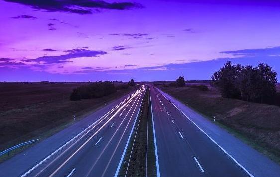 为何有人在超车道还打左转灯？新手都不知原因，老司机的“共识”