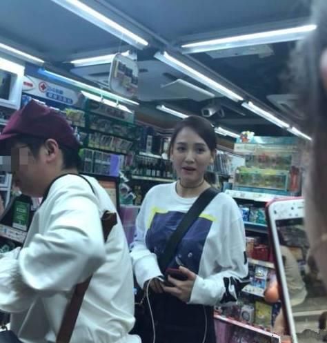 陈乔恩素颜现身商场，网友直呼：差别好大！没了妆容还不如路人美