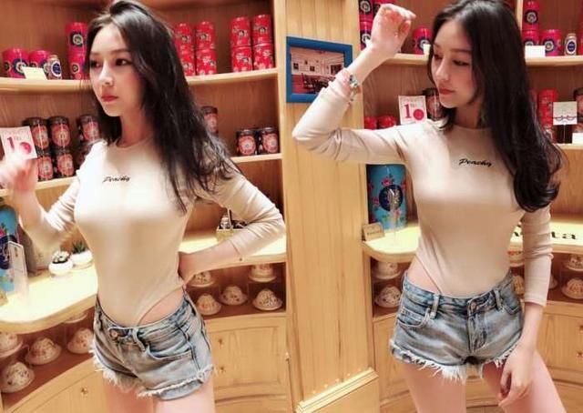 为何很多女生穿连体背心超短裤上街！网友：怎么上厕所？