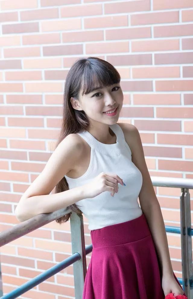 街拍:蓝色的针织吊带裙,小姐姐凸显的侧面朦胧美!