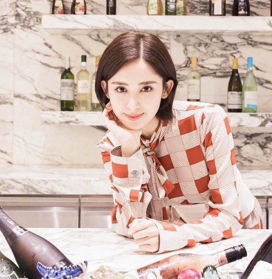 古力娜扎深V亮相戛纳大显好身材,造型性感线条