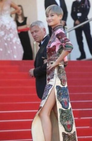 李宇春改头换面穿上旗袍高跟鞋，中年恨嫁为终身大事豁出去了