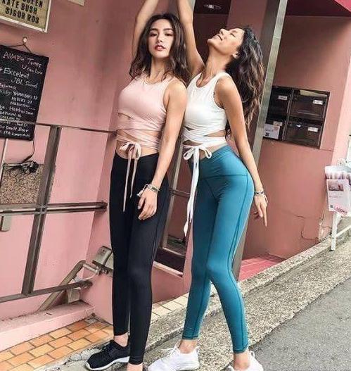 圆润有型的紧身打底裤美女，勾勒女性曼妙优雅的身姿，特别吸睛！