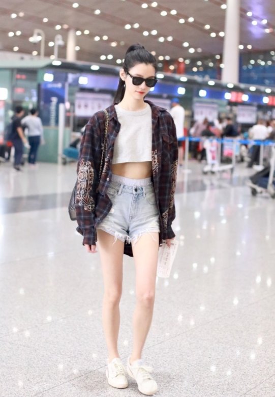 奚梦瑶白T配牛仔短裤现身机场，秀蛮腰长腿身材满分!