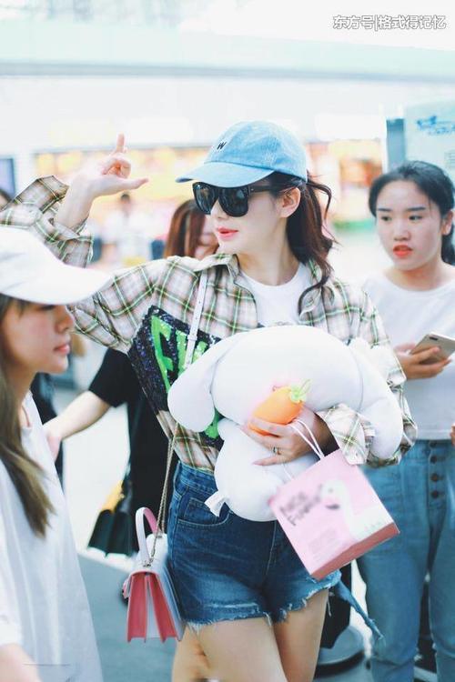 戚薇胖了也敢穿超短热裤秀美腿，网友：李承铉太宠爱她！