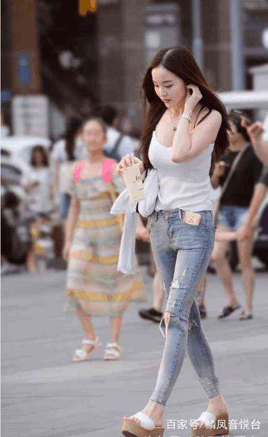 路人街拍：小姐姐一身瑜伽紧身服，将身材勾勒得凹凸有致