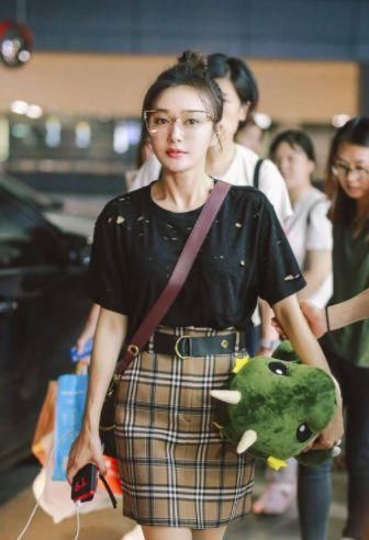 两位“富察皇后”同戴链条眼镜，一个嫩成少女，一个戴成老花眼镜