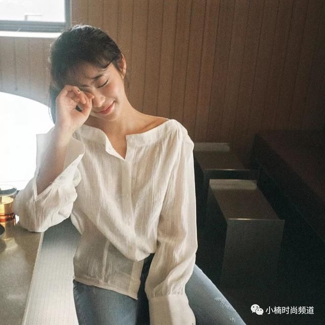 夏季必备一字领的三种风格穿搭，小露也可以性感又可爱！