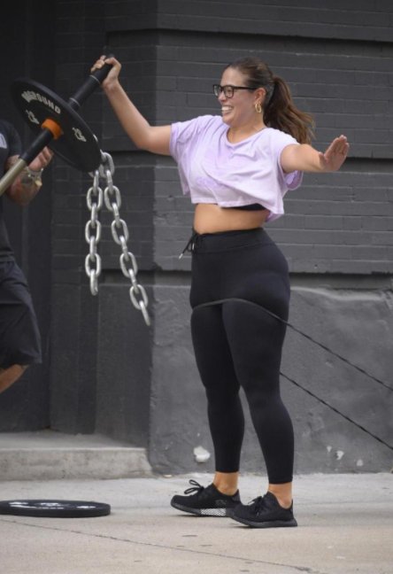 大码超模艾什莉格林汉姆和老公在健身房，老公身材无敌好的