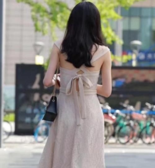 【精致】修身浅灰连衣裙,搭配精致黑色包包,优雅知性!
