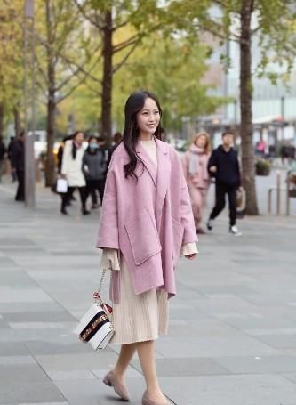  『女人』路人街拍，小姐姐搭配一件时尚的线衣，很好的秀出了小女人的温柔