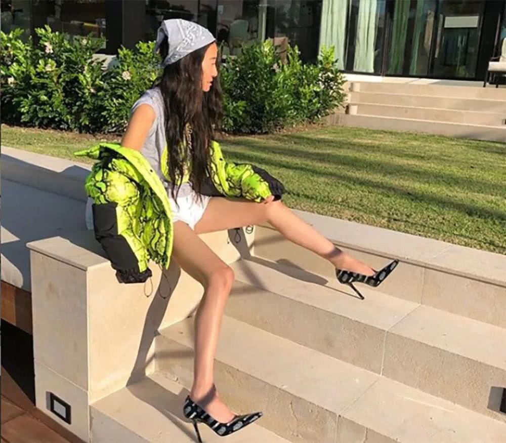  婚纱@70岁婚纱王后王薇薇魅力大，穿运动鞋戴白头纱，有中国血统气质好