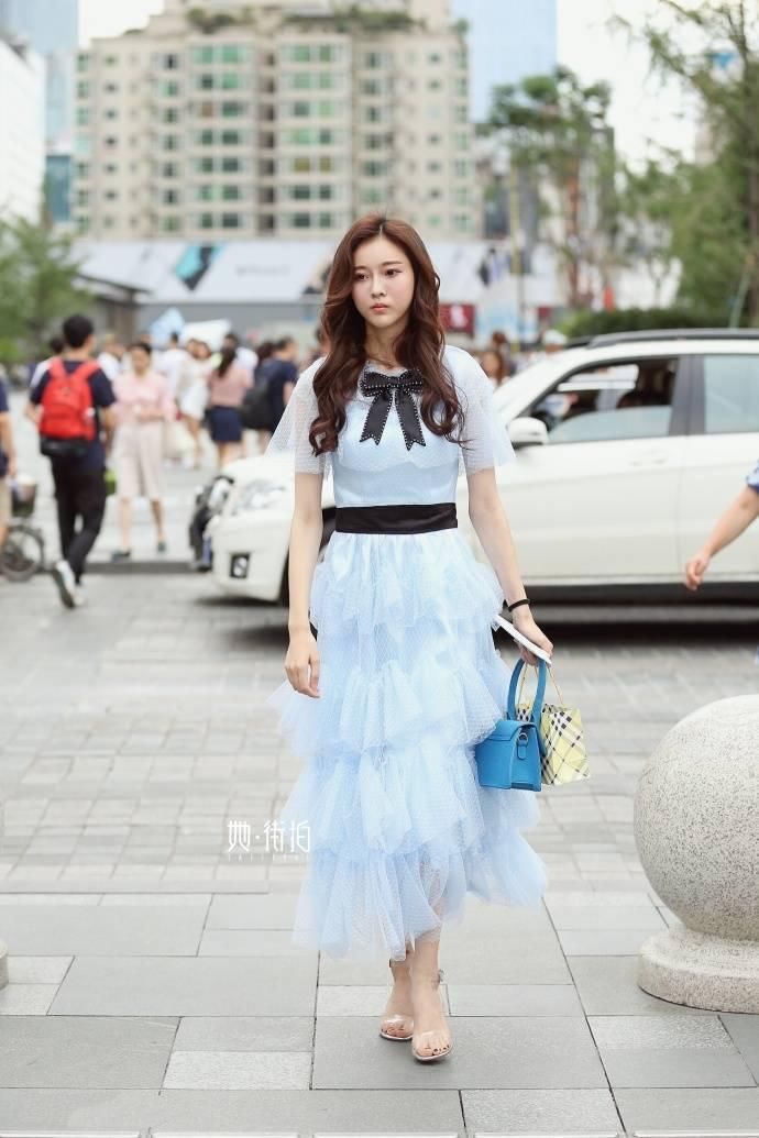 成都街拍丨时尚的lady都喜欢仙女裙，迎面走来都有种仙气