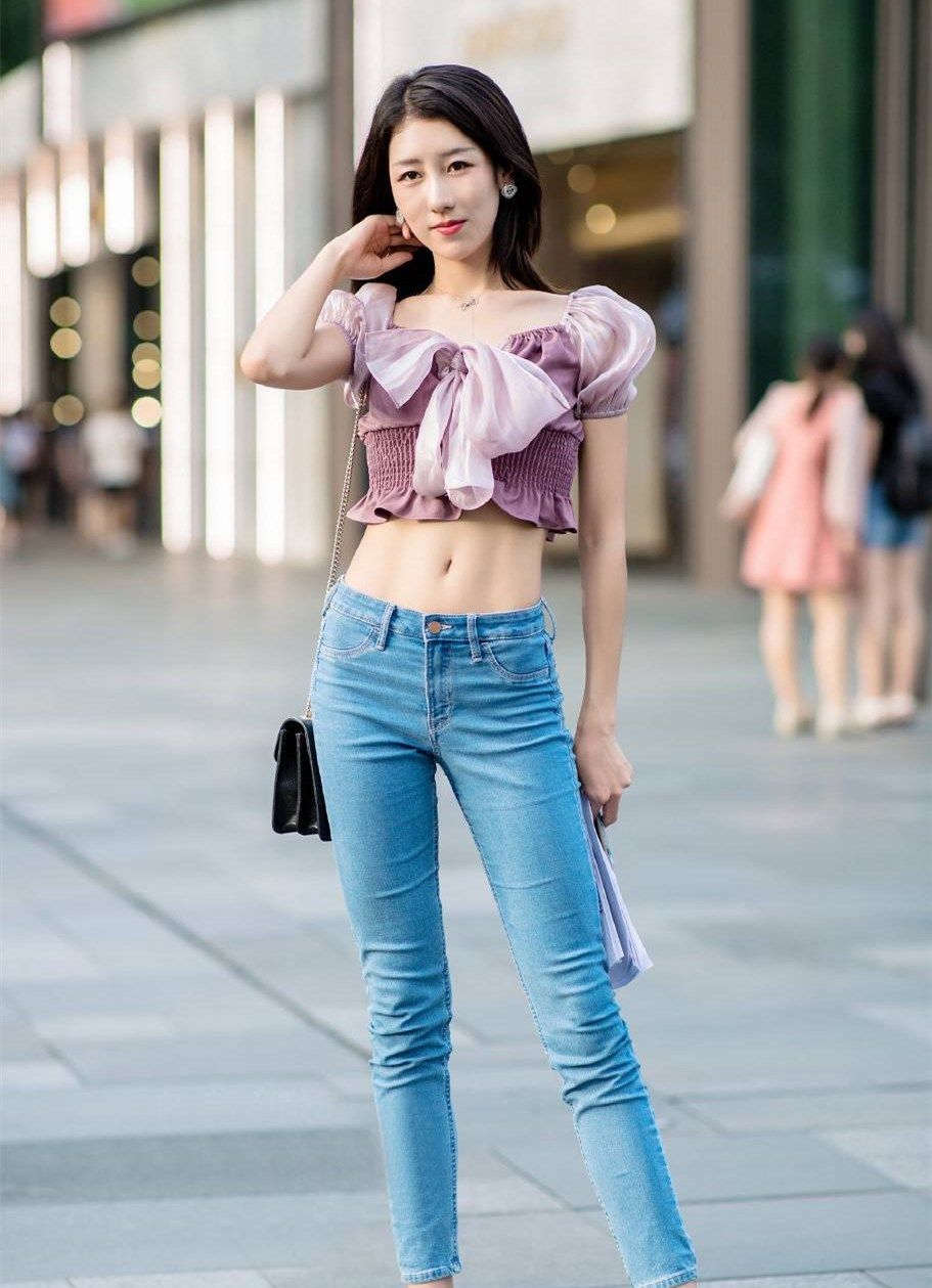 【美女】穿牛仔裤钢筋的美女彰显个性魅力,穿出温暖女神范