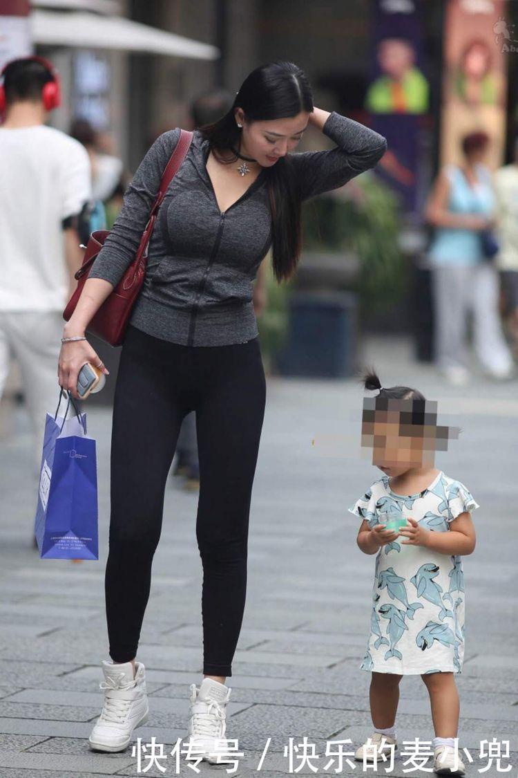 紧身裤■街拍 时尚辣妈黑色紧身裤不仅仅显高显瘦, 还很有轮廓感!