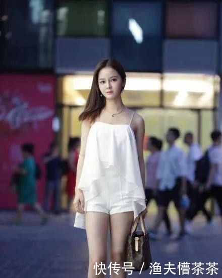『 穿搭』一件白色吊带衫清新脱俗!,街拍:可爱型的长腿妹子,