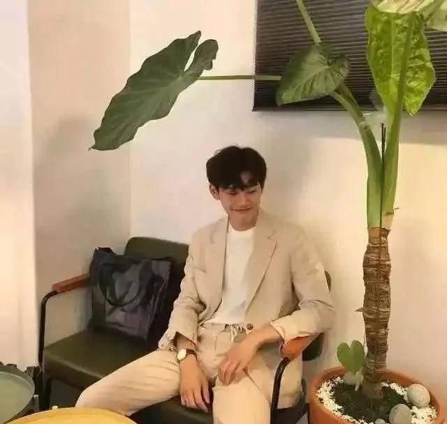  「不合身」20岁+男人春天穿搭指南：远离不合身、鲜艳、款式老旧