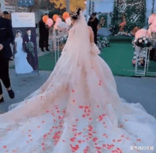 婚纱|“最洋气新娘”出现了!穿“无痕暗纹婚纱”魅力无限,网友都移不开眼睛
