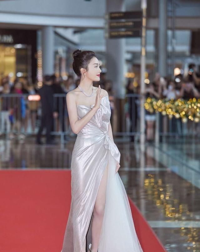  『秦岚』秦岚不愧是文艺女神,拍写真秀神仙锁骨,气质恬静优雅美到犯规!
