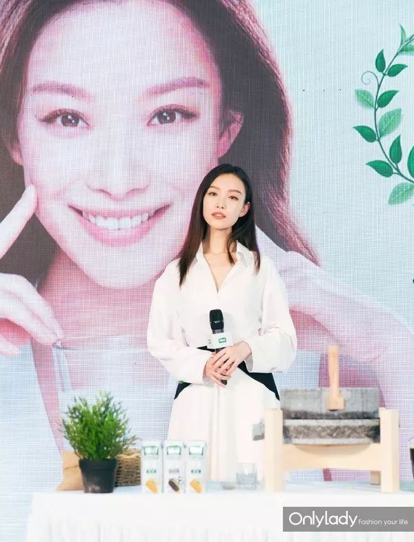 我最喜欢你什么样子?穿连衣裙的样子!