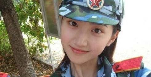 过分！看过路人拍女星军训素颜照，才知道这些年我们被骗得有多惨