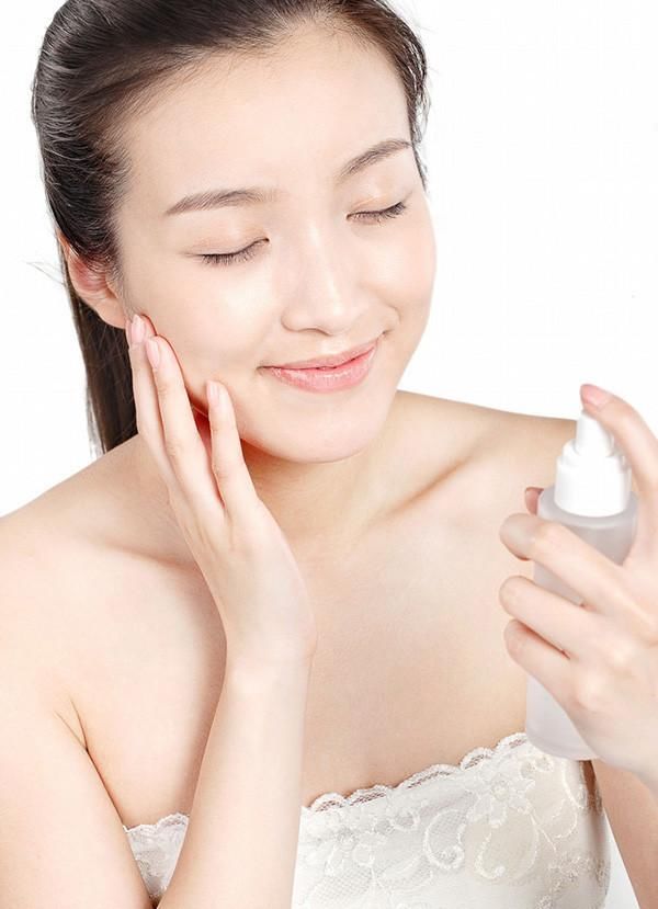 许玮宁海外旅游秀美背!却被她的一百种唇色抢了镜?都是九年义务教