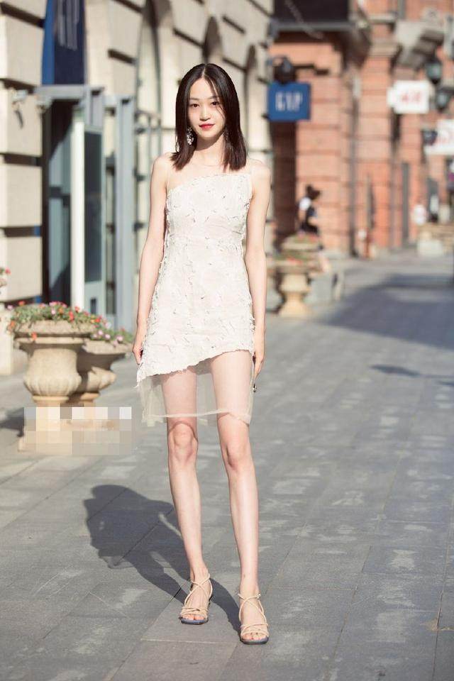 街拍：时尚白皙青春的小姐姐，简单时尚美的没道理!