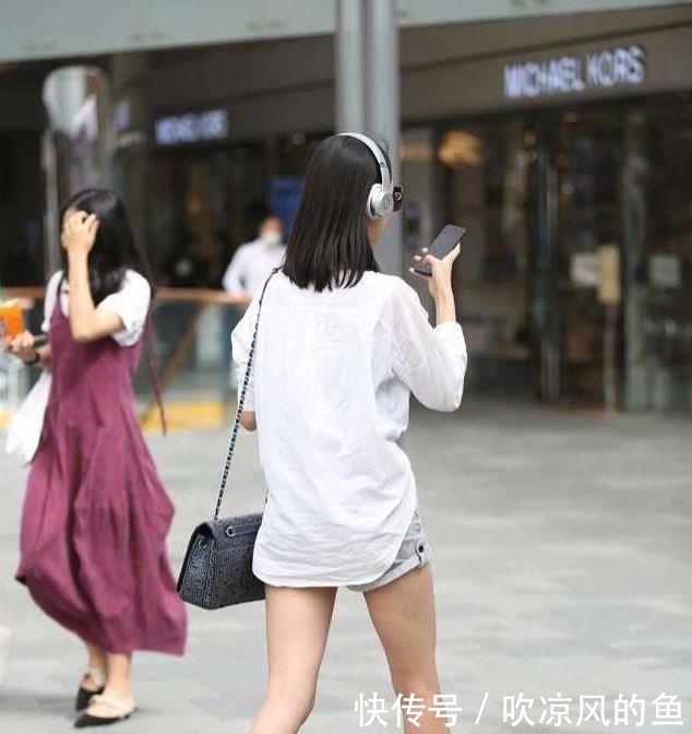 「小巧」街拍小姐姐身材小巧精致,吊带裙搭配高跟鞋,背影小鸟依人