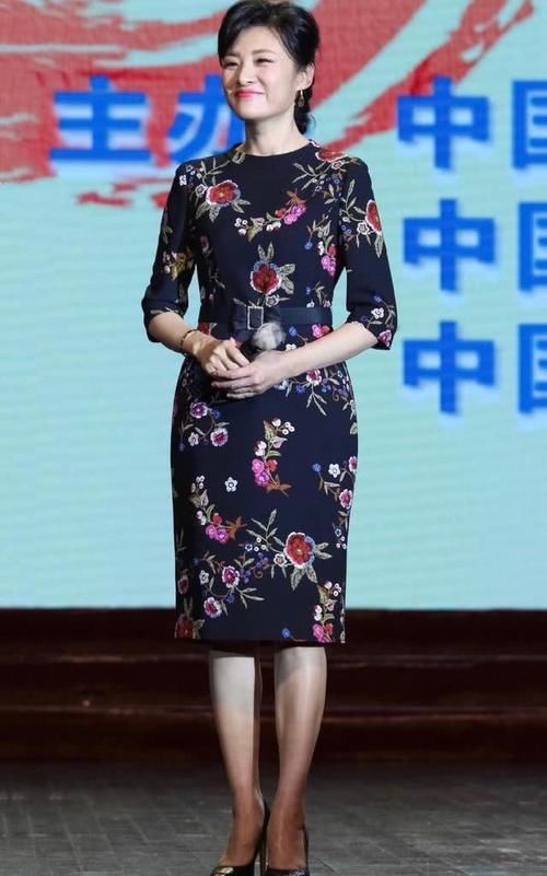  『周涛为自己』周涛美得太优雅，穿刺绣连衣裙亮相，40、50岁的女人照着穿一样美